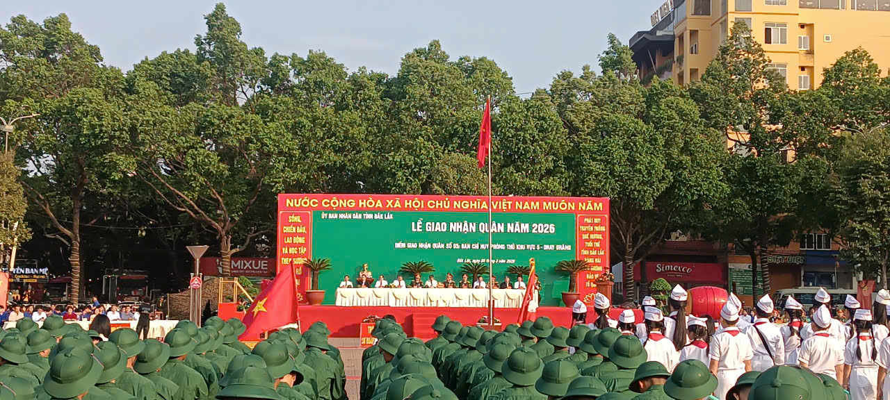 Thanh niên phường Ea Kao hăng hái lên đường thực hiện nghĩa vụ Quân sự và nghĩa vụ Công an nhân dân năm 2026